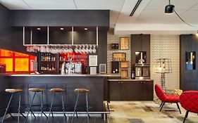 B&B Hotel Saint-Quentin-En-Yvelines Centre Gare 4 Etoiles